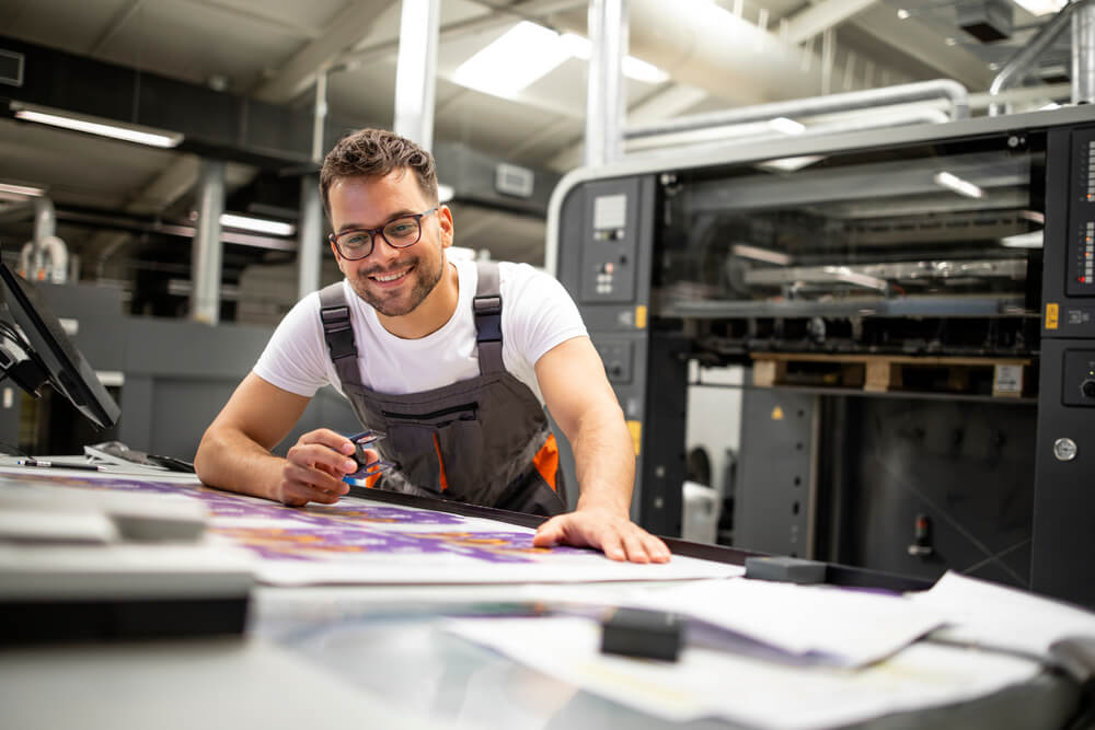 Print,House,Worker,Controlling,Printing,Process,Quality,And,Checking,Colors